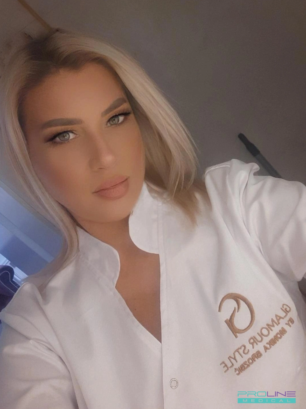 KOZMETIČKA UNIFORMA – MODERNA I FUNKCIONALNA RADNA ODEĆA ZA KOZMETIČARE I FRIZERE