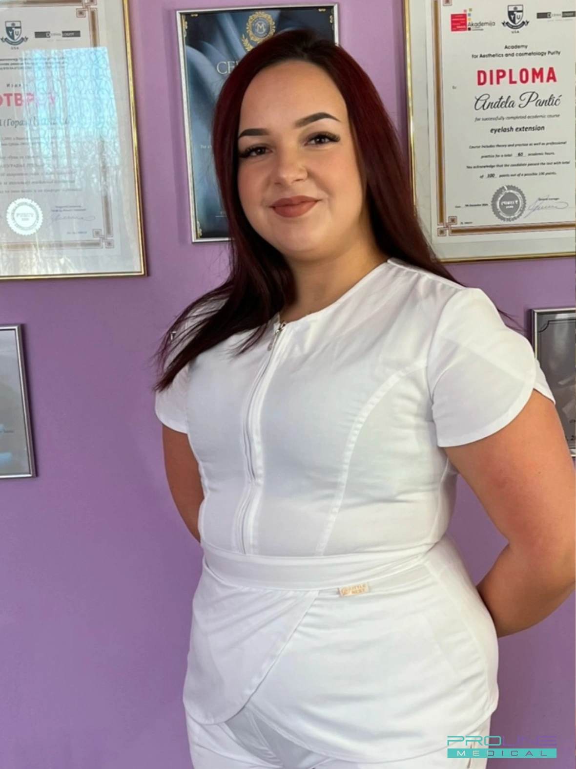 KOZMETIČKA UNIFORMA – MODERNA I FUNKCIONALNA RADNA ODEĆA ZA KOZMETIČARE I FRIZERE