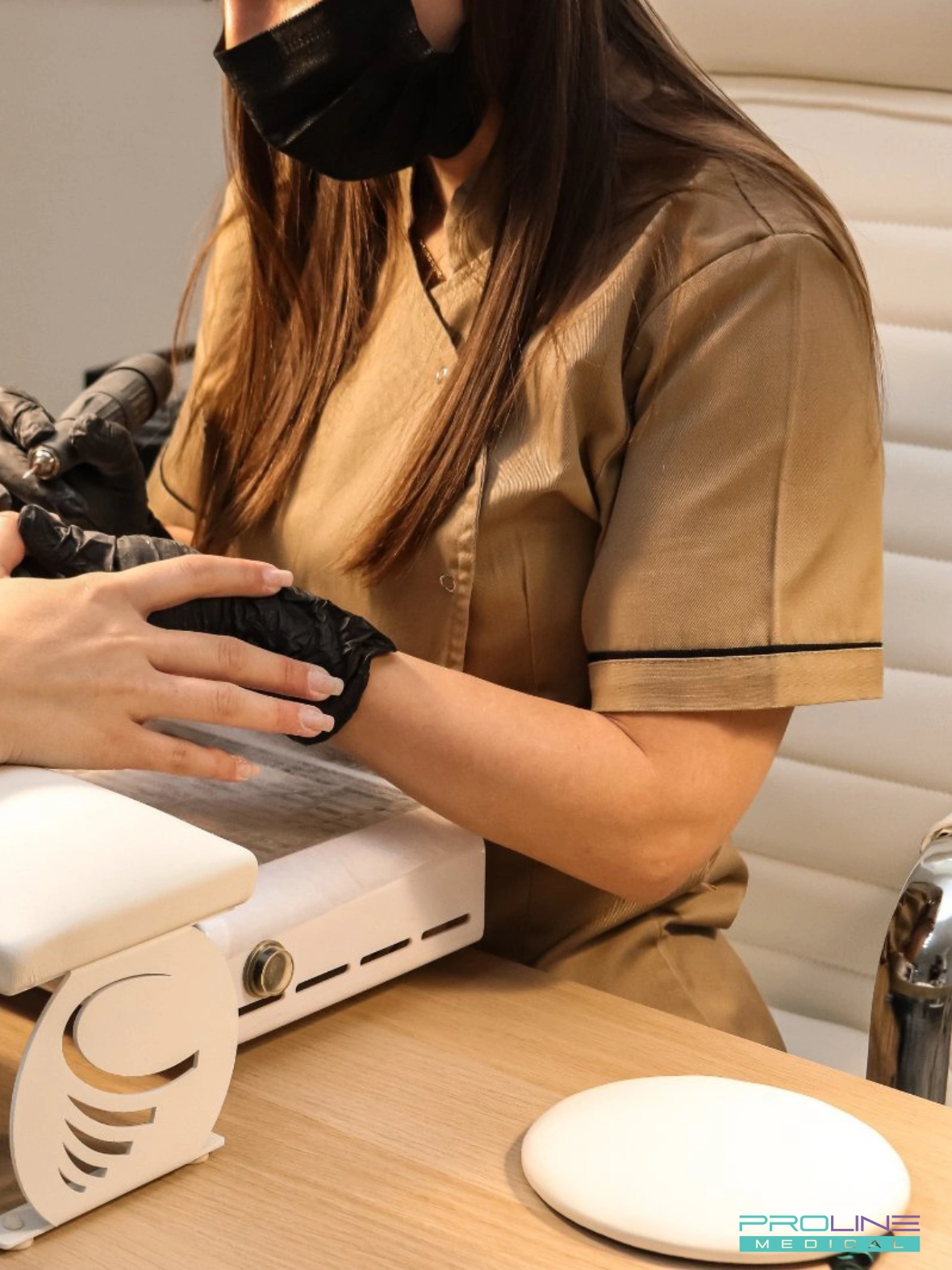 KOZMETIČKA UNIFORMA – MODERNA I FUNKCIONALNA RADNA ODEĆA ZA KOZMETIČARE I FRIZERE